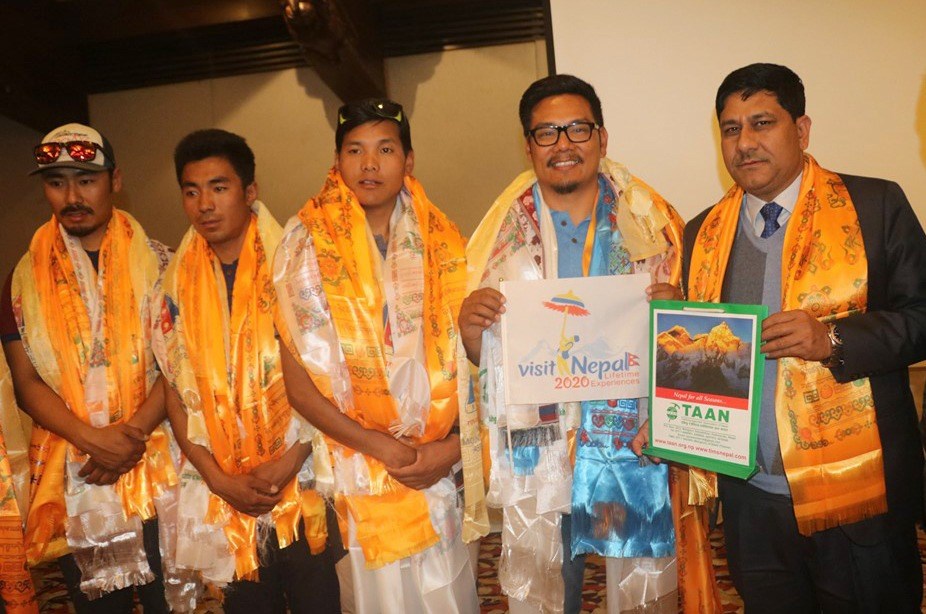 अक्सिजन बिना पाँच दिनभित्र सगरमाथाको सफल आरोहण गर्दै टासी लाक्पा शेर्पा