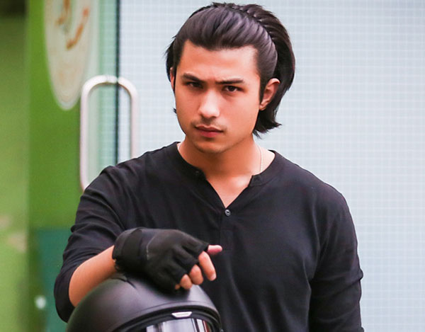 अनमोल केसी बिरुद्ध प्रहरीमा उजुरी, ५ लाख ठगी गरेको आरोप