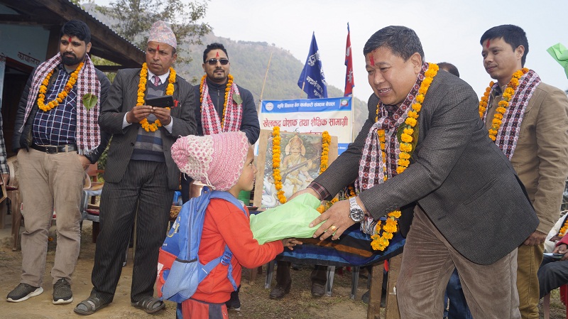 बैंकका कर्मचारीद्वारा देउसी खेलेको पैसाबाट बिद्यालयमा खेलकुद तथा शैक्षिक सामाग्री बितरण