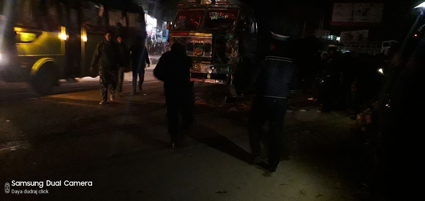 ढुंगाअड्डमा भयानक दुर्घटनाः ब्रेक फेल भएको ट्रकद्धारा दर्जनौँ सवारी साधनमाथि ठक्कर ! (भिडियो)