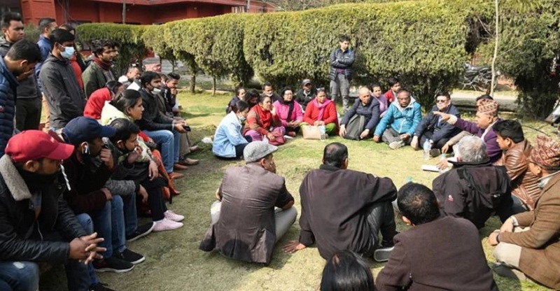 चीनमा रहेका नेपालीका अभिभावकद्वारा स्वास्थ्य मन्त्रालय घेराउ