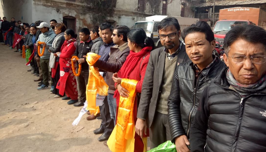 महरालाई स्वागत गर्न खादा र माला लिएर डिल्लीबजार पुगे नेकपा कार्यकर्ता