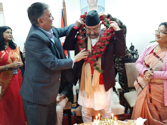 फोटोमा हेर्नुहोस् बालुवाटारमा प्रधानमन्त्री ओलीको ‘६९ औँ बर्थ डे सेलेब्रेसन’