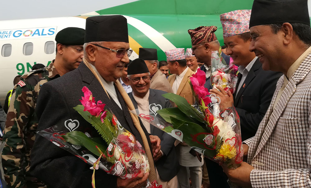 झापा पुगे प्रधानमन्त्री ओली, विमानस्थलमा भव्य स्वागत