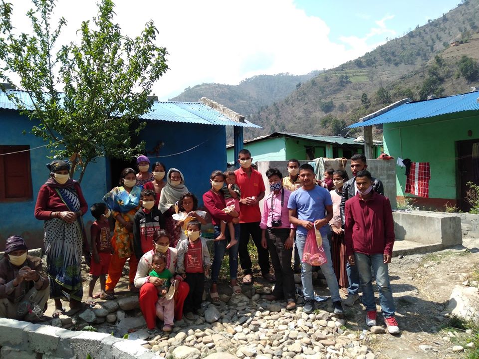 रुकुममा बादी समुदायका नागरिकलाई निशुल्क मास्क र साबुन वितरण