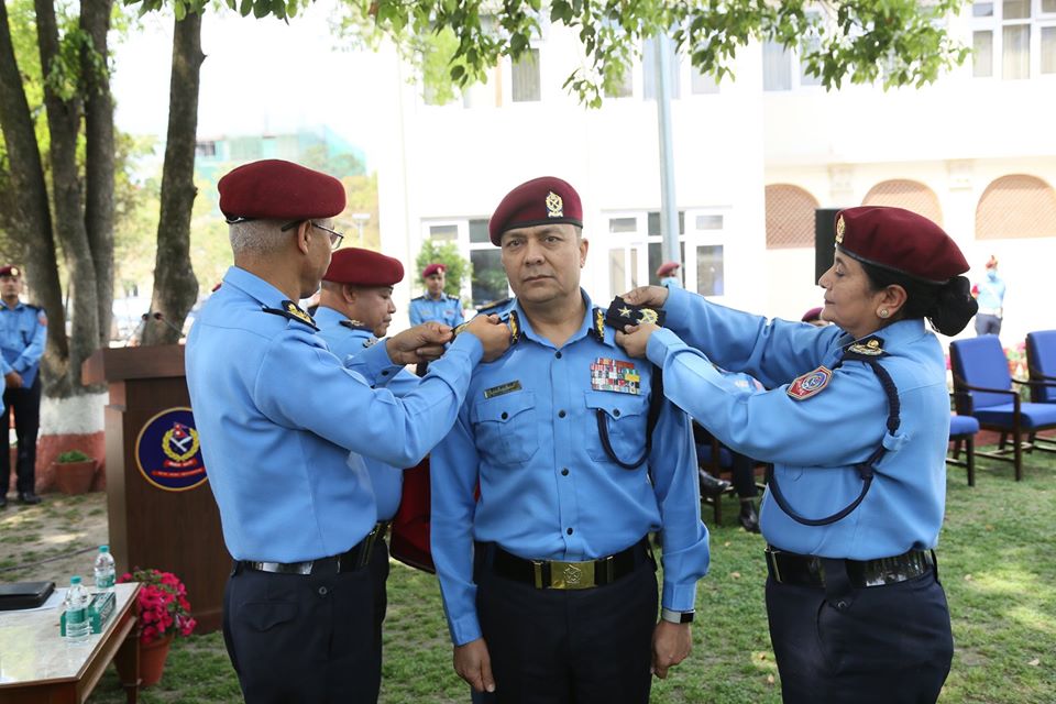 नवनियुक्त तीन  एआइजीलाई प्रहरी महानिरिक्षकद्धारा दर्ज्यानी चिन्ह प्रदान