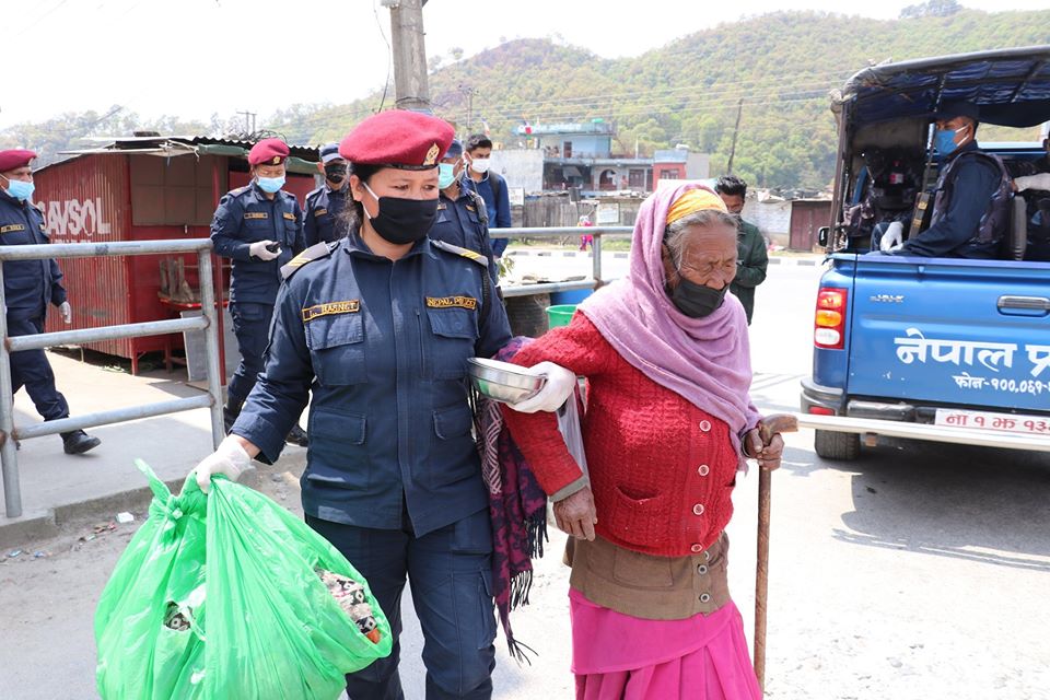 लकडाउनको दोस्रो दिनः प्रहरीद्धारा सडकमा अलपत्र परेका वृद्धवृद्धाको उद्धार