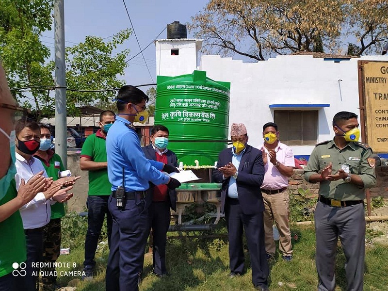 कोरोना बिरुद्धको अभियानमा कृषि बिकास बैंक: बेलहिया नाकामा सावुन पानीले हात धुने व्यवस्था