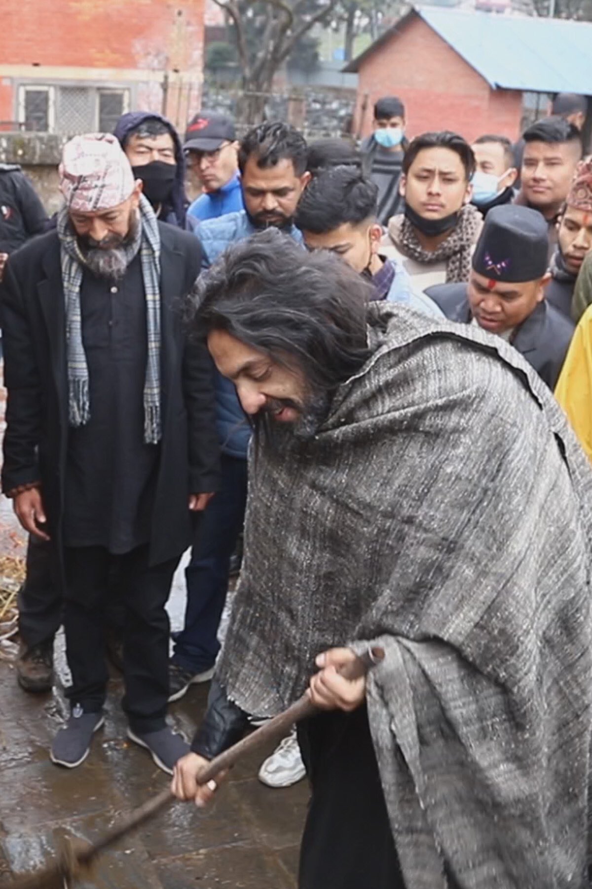 क्लीन काष्ठमण्डप अभियानः पशुपतीमा झाडु लगाउँदै पुर्वयुवराज पारस शाह !