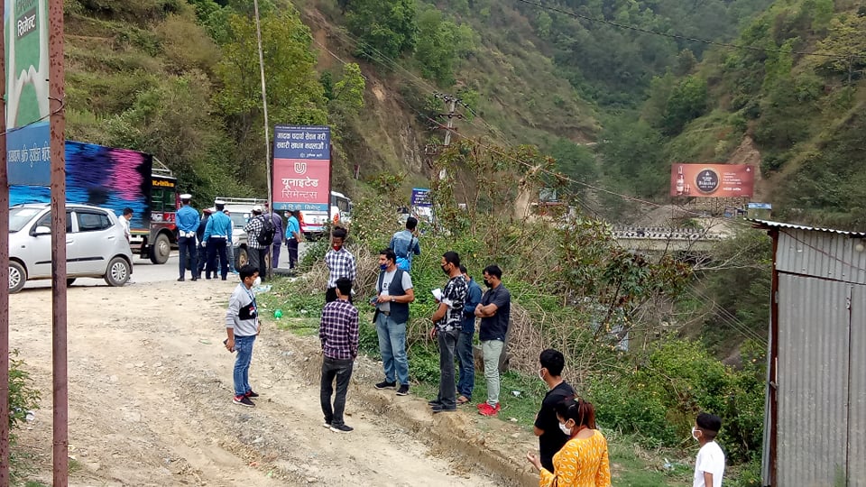 काठमाडौं बाहिरबाट काठमाडौं भित्रिन लागेका ६१ जना नागढुङ्गाबाटै फर्काइए (फोटो भिडियो)
