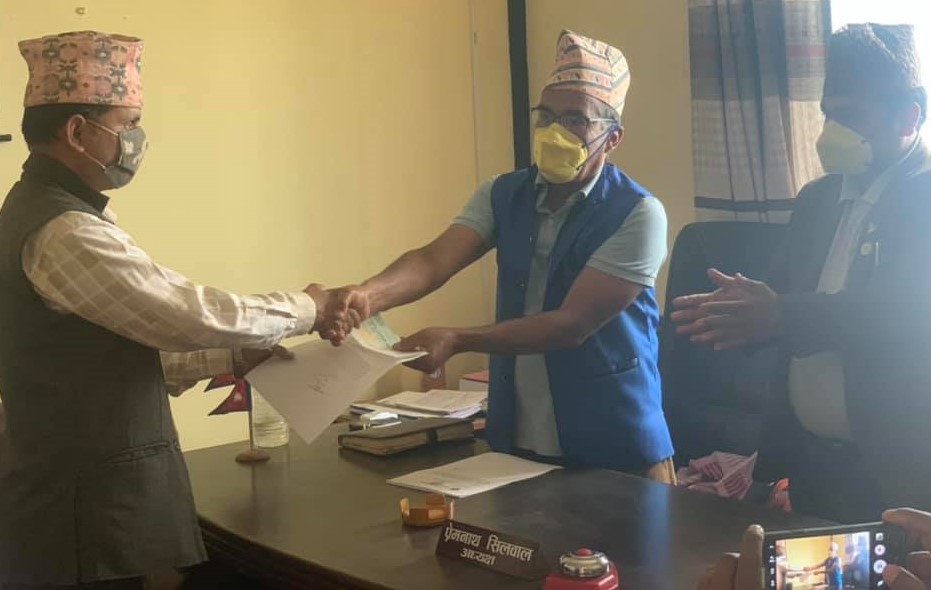 सरकारको निर्देशन सिद्धलेक गाउँपालिका अध्यक्षद्वारा उलंघन : ह्याण्डसेक गरेको तस्विरले विवाद !