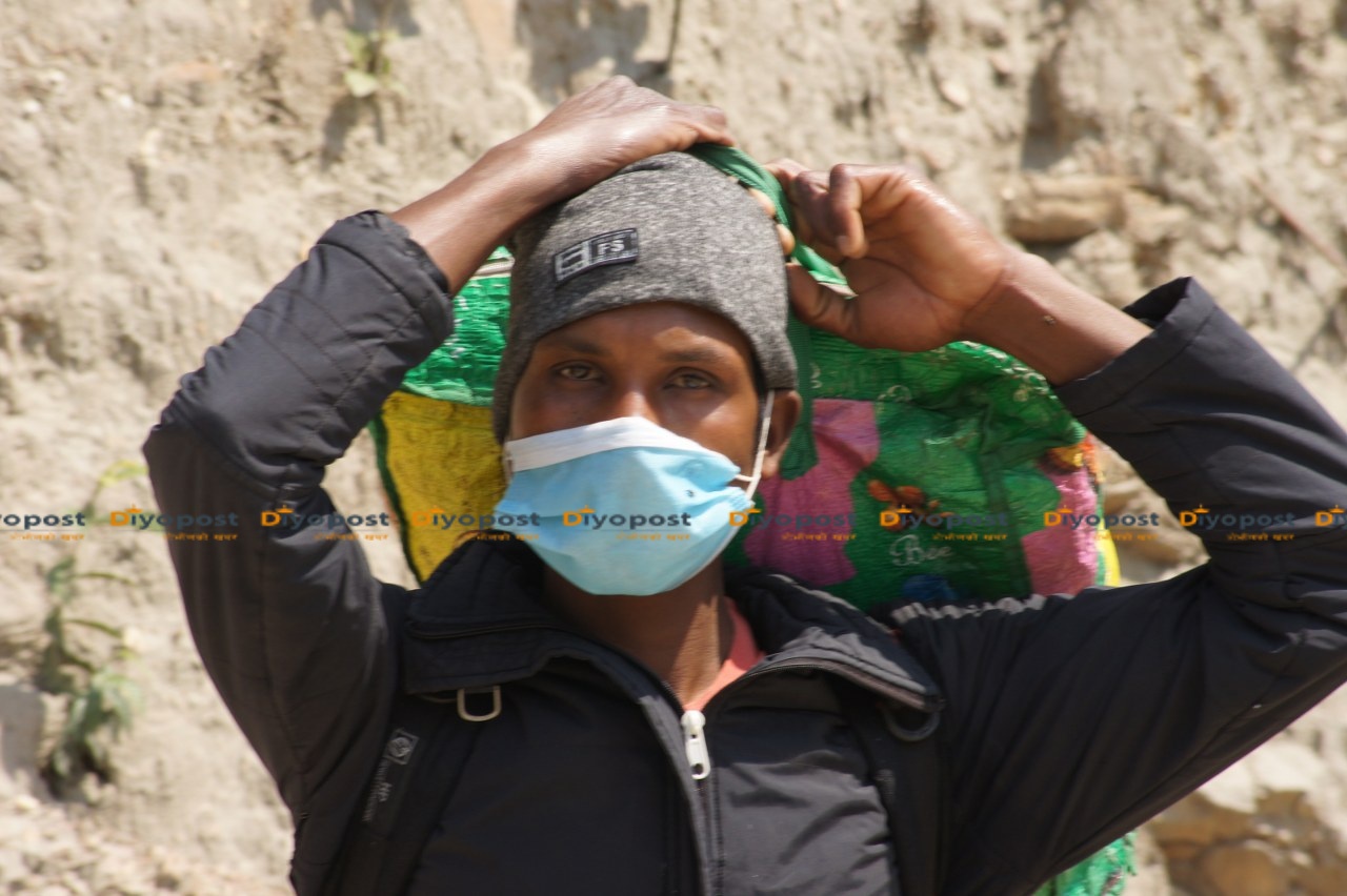 राजमार्गमा हिँड्दै मजदुर : काठमाडौंमा खानेकुरा सकियो, ७ दिन पैदल हिँडेर बर्दिया पुग्नुछ’ (फोटोफिचर)