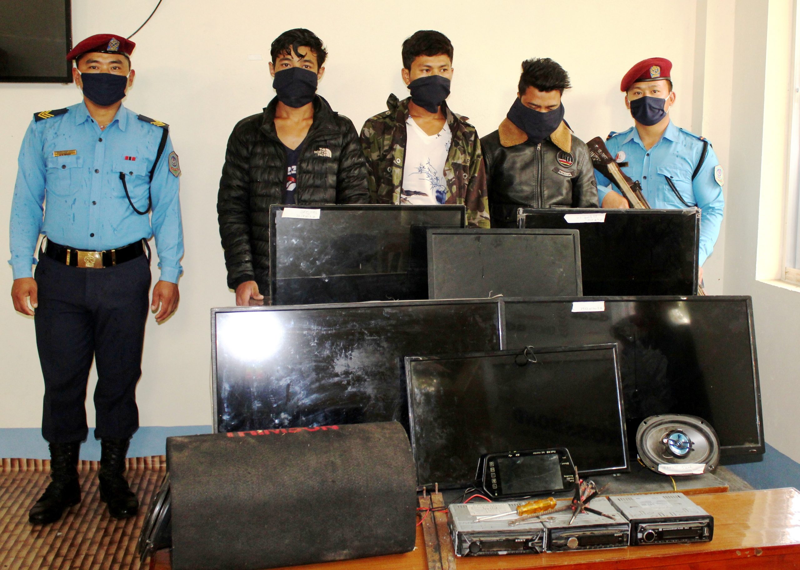 लकडाउनको मौकामा धादिङमा चोरको बिगबिगी, यी हुन् बस भित्रै चोरी गर्ने गिरोह !