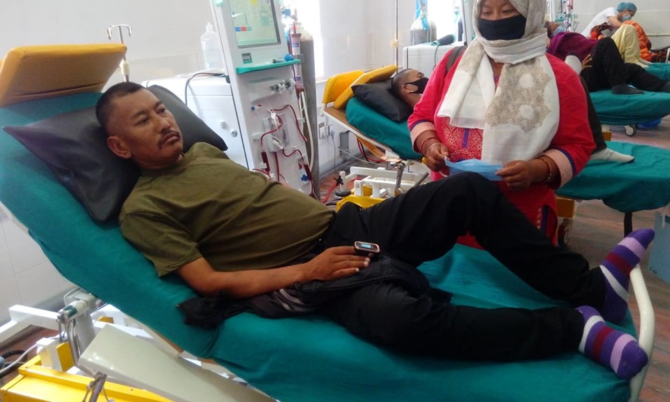 दुबै मृगौला फेल भएका चेतबहादुरको प्रश्न : औषधी किन्ने पैसा छैन, मलाई कसले बचाउँछ ?