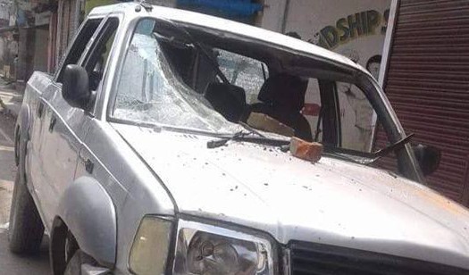 नेपालगन्जमा तनाव : स्थानियबासी र प्रहरीबीच झडप, प्रहरीको गाडीमाथि ढुंगामुढा