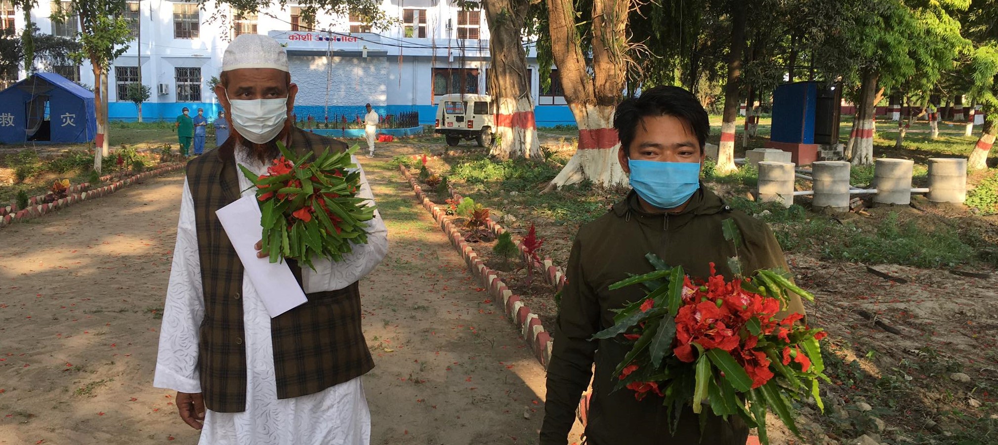 प्रदेश १ मा कोरोनालाई जित्नेको संख्या १६ पुग्यो, कोरोनामुक्त हुने २ जनालाई फूलमालाले स्वागत