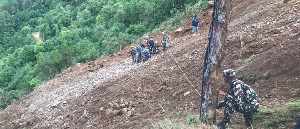 लगातारको वर्षपछि पाल्पामा पहिरो : ४ वटा सवारी साधन बगायो, २ जनाको शव भेटियो !