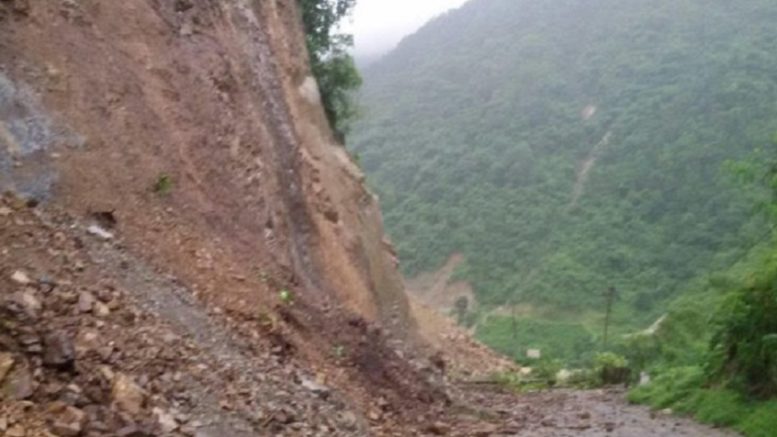 बर्षापछि पहिरो, सडक र संचार सेवा अवरुद्ध