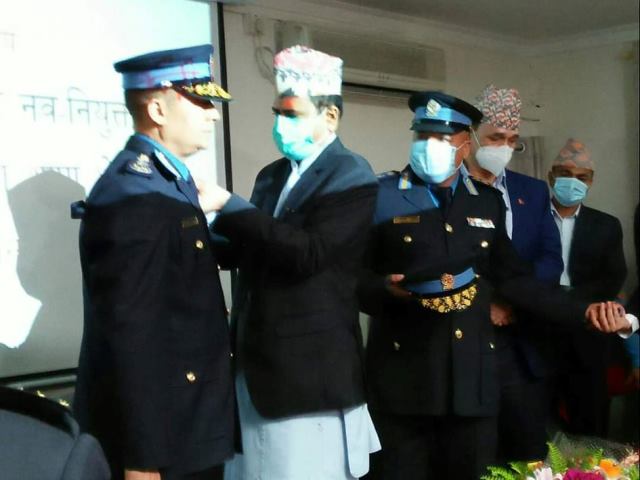 नवनियुक्त आइजीपि शैलेश थापा क्षेत्रीलाई गृहसचिवले लगाइदिए दर्ज्यानी चिन्ह