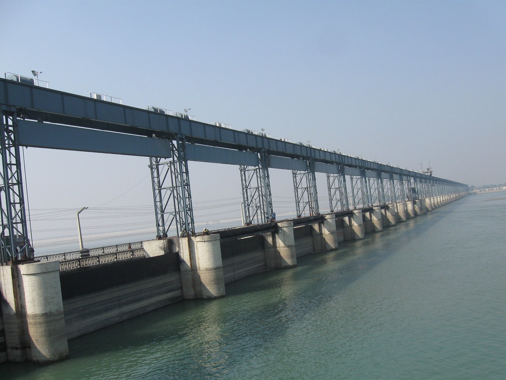 सप्तकोशीमा पानीको बहाव उच्च, ५६ मध्य ३० वटा ढोका खोलियो