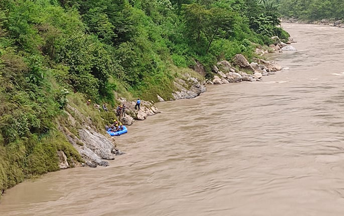 एकाविहानै त्रिशुली नदिमा स्कोरपीओ जीप खस्यो : खोजी कार्य जारी