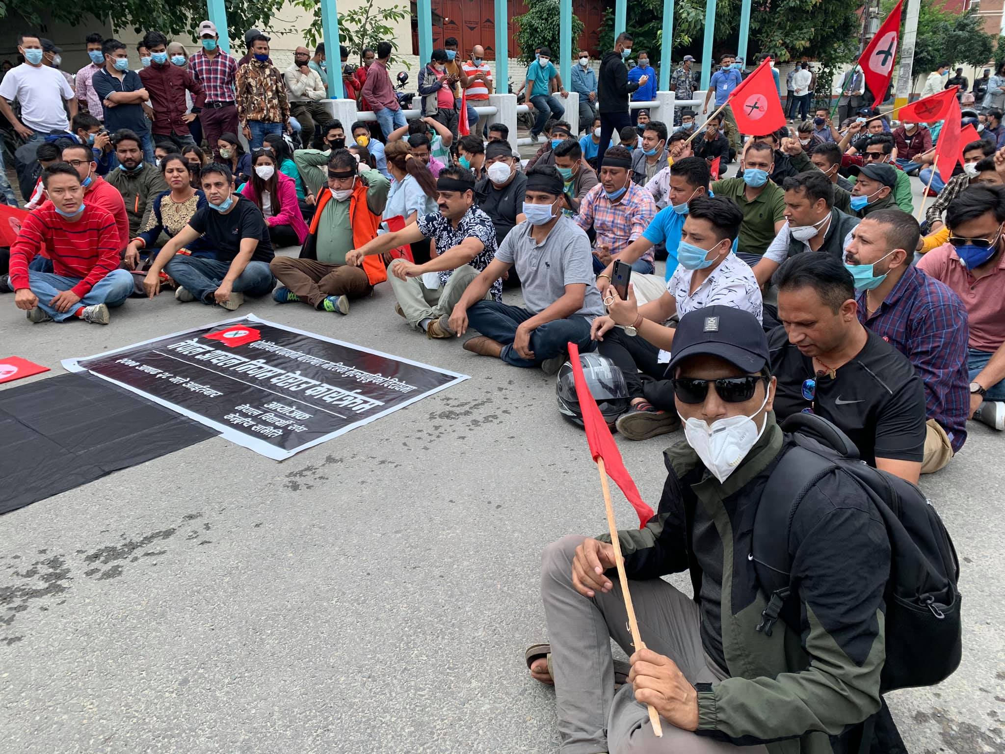 आयल निगम अगाडी नेबिसंघको आन्दोलन, पेट्रोलियम पदार्थको मुल्यवृद्धी फिर्ता गर्न माग !