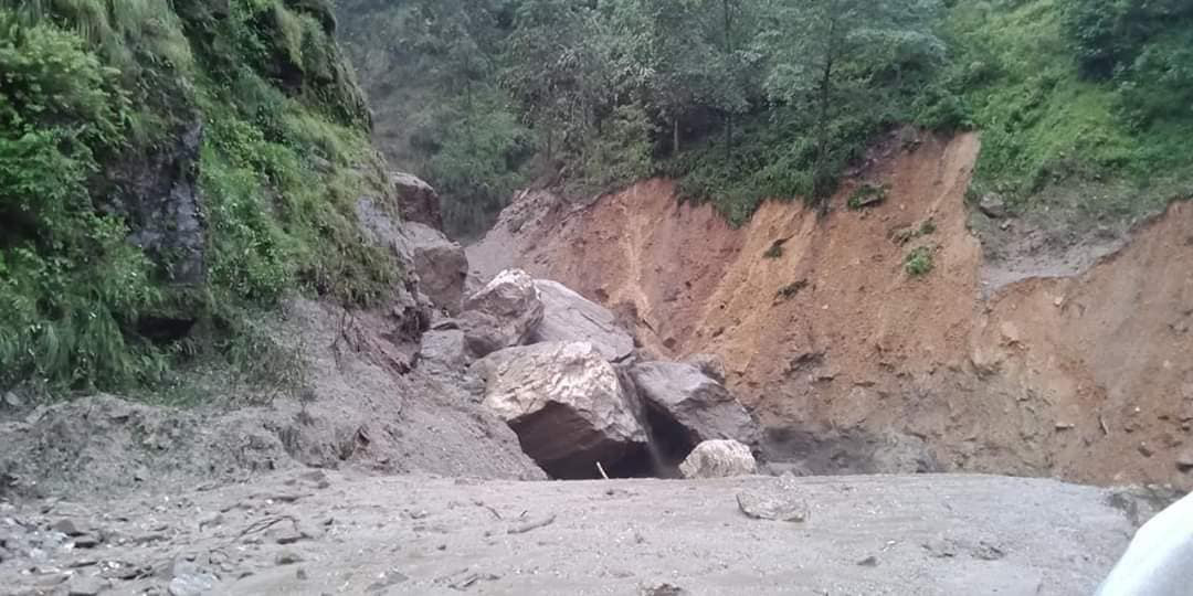 संखुवासभाको सिसुवाखोलामा पहिरोः ४ जनाको जीवीत उद्धार, ११ जना वेपत्ता