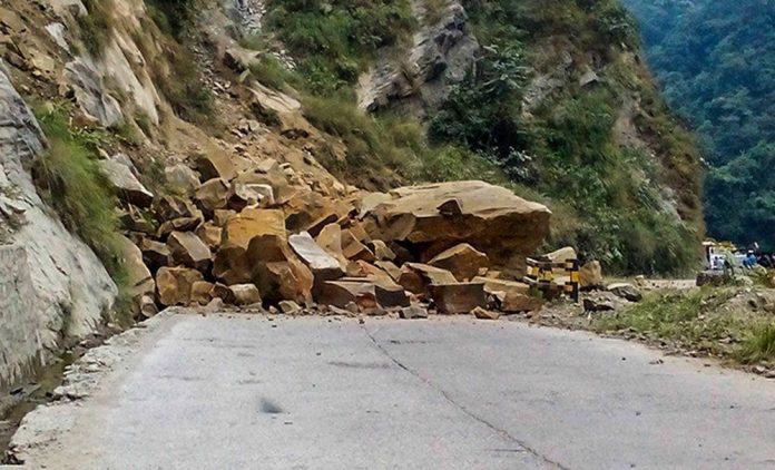 बर्षाले कर्णाली राजमार्ग अवरुद्ध