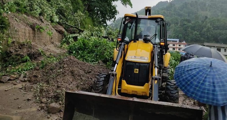 सिन्धुपाल्चोकको मेलम्ची बजारमा ढिस्को खसेर भिषण पहिरो, ८ जना मजदुर बेपत्ता !