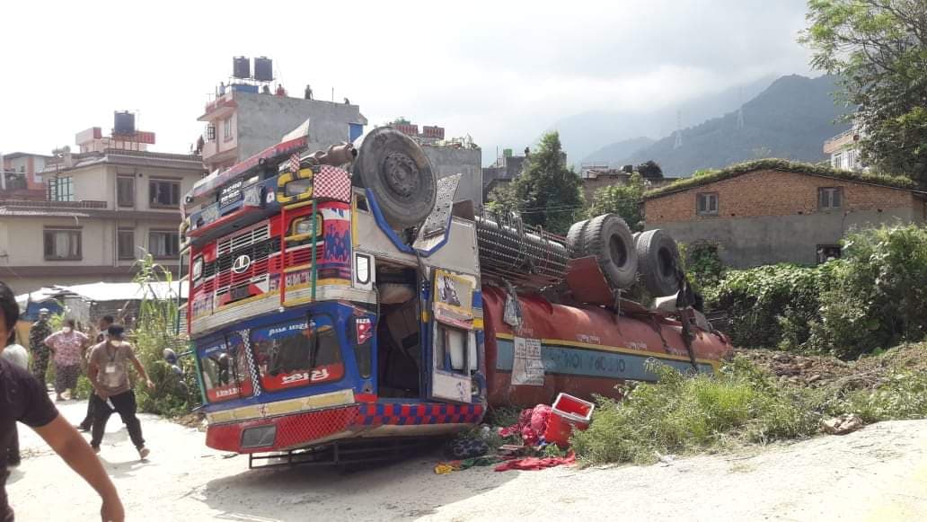 डिजेल बोकेको ट्यांकर थानकोटमा पल्टियो : ४ हजार लिटर डिजल पोखियो