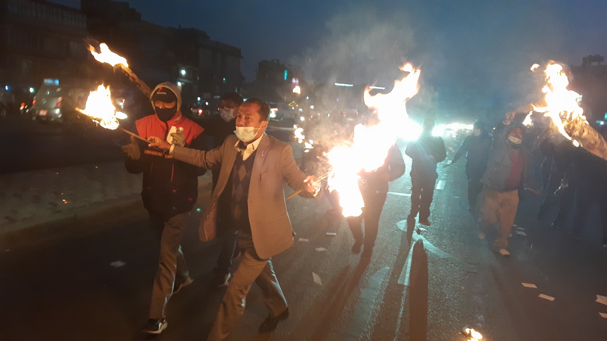 ट्रेड युनियनद्वारा नेपाल बन्द सफल बनाउन कोटेश्वरमा मसाल जुलुश प्रदर्शन