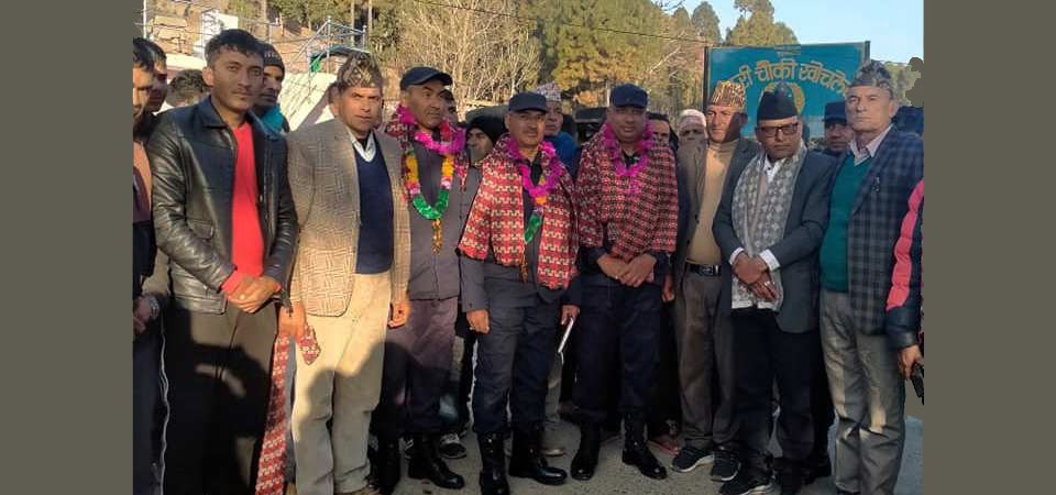 भागरथीको हत्यारा पक्राउ गर्ने डिआइजी उत्तम सुवेदीसहितको टोलीलाई स्थानियको फूलमाला !