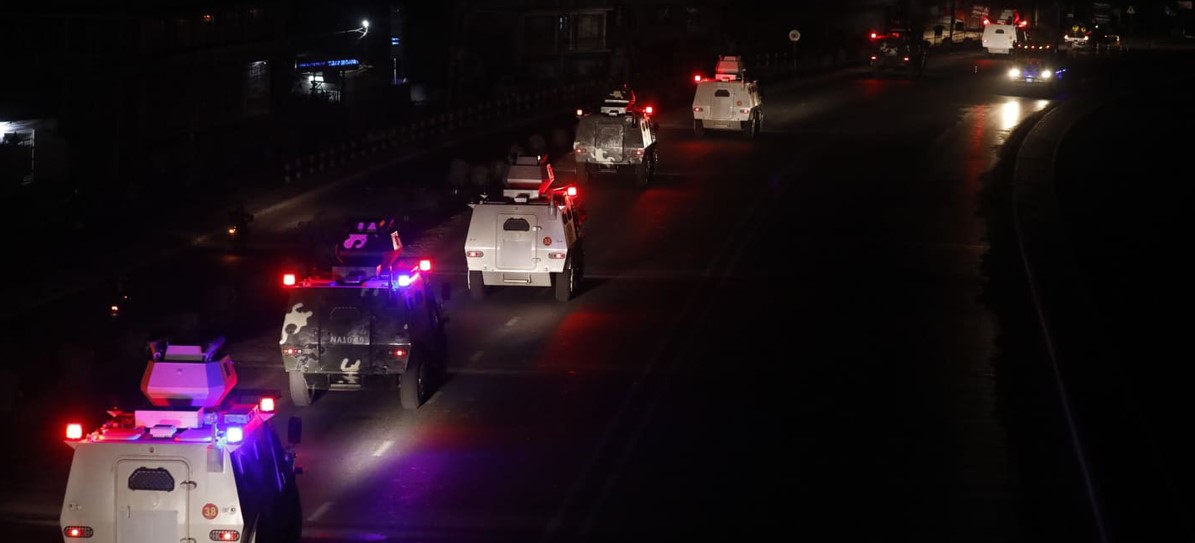 मध्यरातमा नेपाली सेनाले निकाल्यो चत्रपथमा हतियारसहितका बख्तरबन्द !