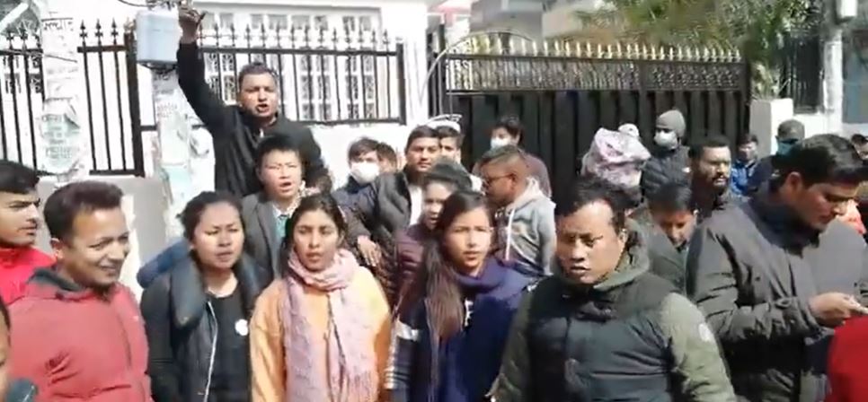 रामकुमारी झाँक्रीको निवासमा प्रहरीले घेराबन्दी गरेपछि नाराबाजी !