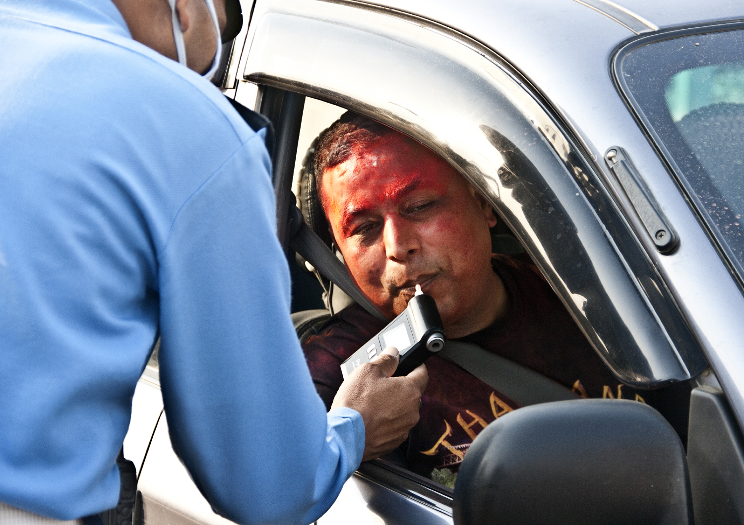 होलीमा काठमाडौं उपत्यकामा ट्राफिक प्रहरी चेकिङः नियम उल्लंघन गर्ने ३२९ सवारी साधन कारवाहीमा