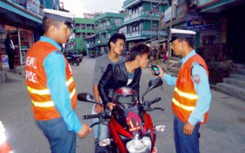 मापसे जाँच गर्न प्रहरीलाई ‘डिजिटल ब्रेथ अल्कोहल टेस्टर’ प्रदान
