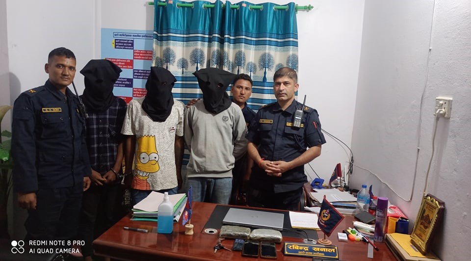 कोहलपुर प्रहरीको एक्सन : टाटा हाइलक्समा लागु औषध तस्करी गर्ने गिरोह पक्राउ