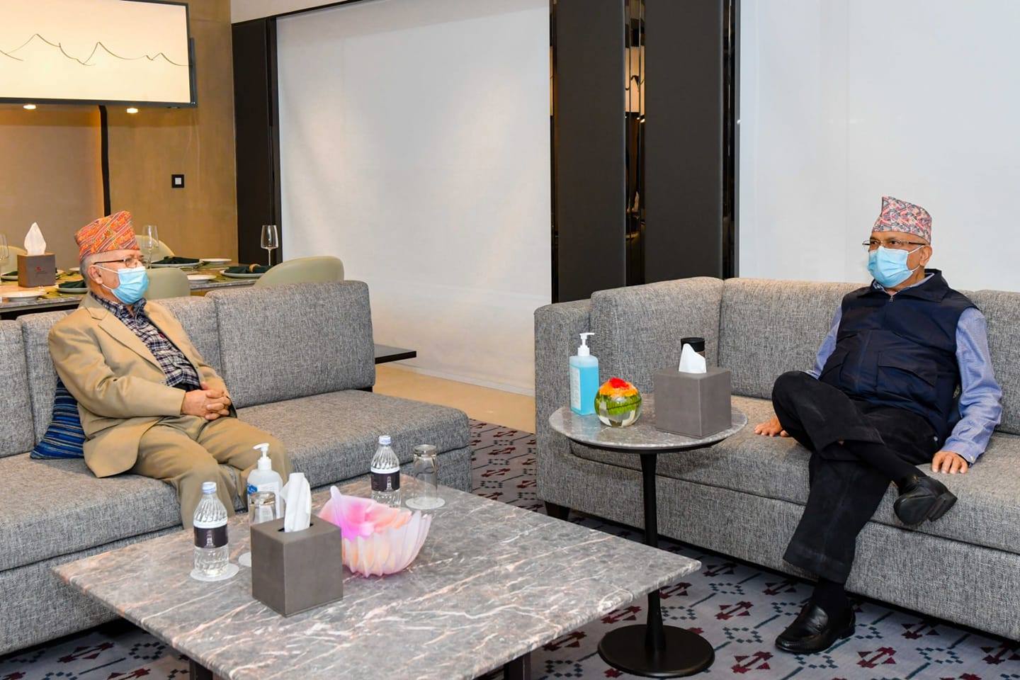 होटल मेरियटको कोठा नम्बर ९०८ मा ओलीले माधवलाई सोधे,- ‘कस्तो छ तपाईंलाई ?’