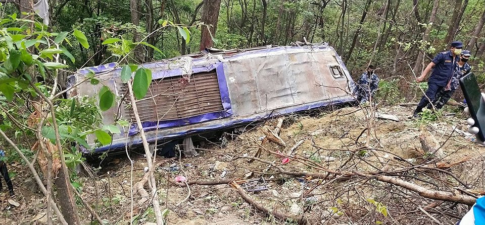 दाउन्नेमा बस दुर्घटना : चारको मृत्यु, ४९ घाइते