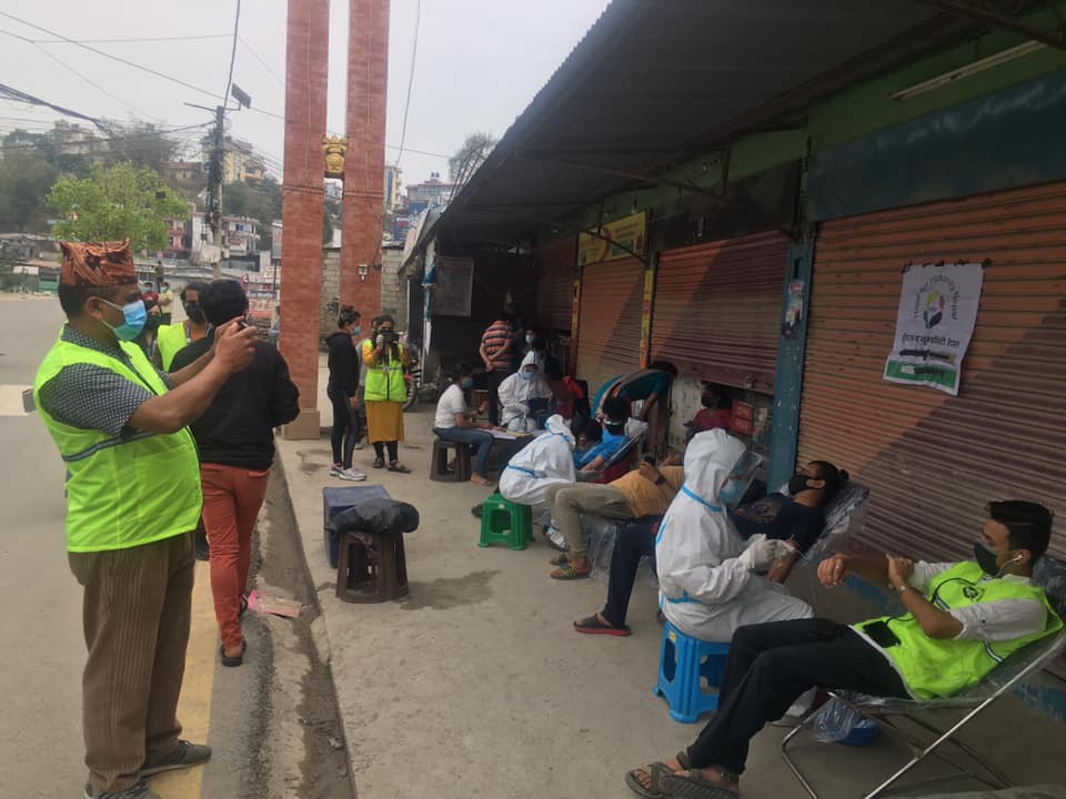 कोरोना महाव्याधिको बीच १८ व्यक्तिद्वारा रक्तदान