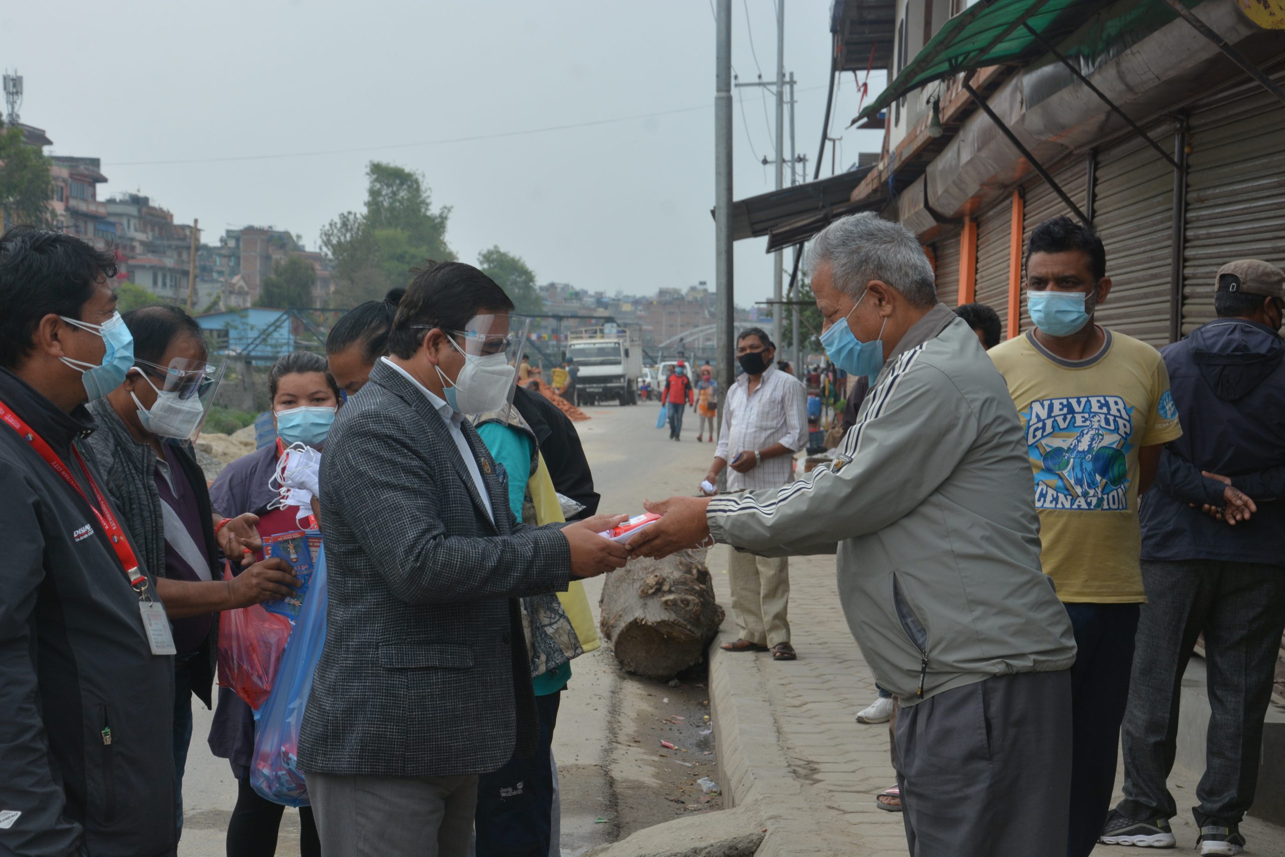 जीवनराम श्रेष्ठ जनताको घरघरमा मास्क लिएर पुगे : सांसद कोषको पैसाबाट ५० बेडको अस्पताल तयार