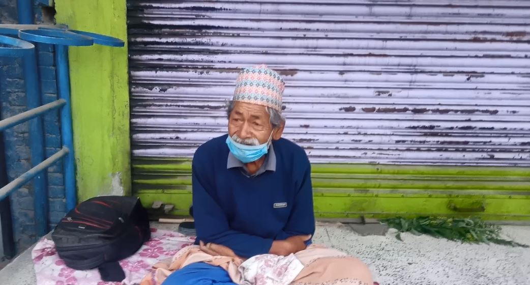 नुवाकोटदेखि हिँडेरै काठमाडौं आएका ७२ वर्षिय बृद्धको दुख : ठेकेदार बेपत्ता भएपछि छिँडीको बास !