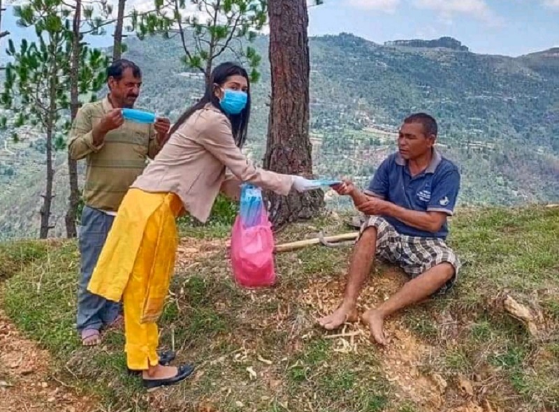 अर्घाखाँचीमा दलित परिवारलाई माक्स तथा स्यानीटाइजर वितरण