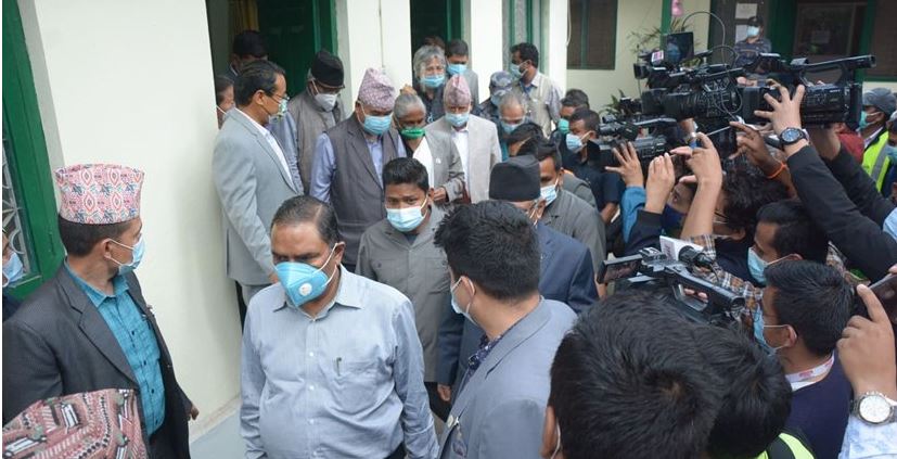 बहुमतको हस्ताक्षर बोकेर देउवा, प्रचण्डसहितका शीर्ष नेताहरु शीतलनिवासमा !