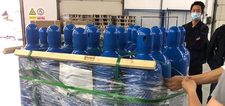 चीनले दिएकोे १८ हजार अक्सिजन सिलिण्डर तातोपानी आइपुग्यो