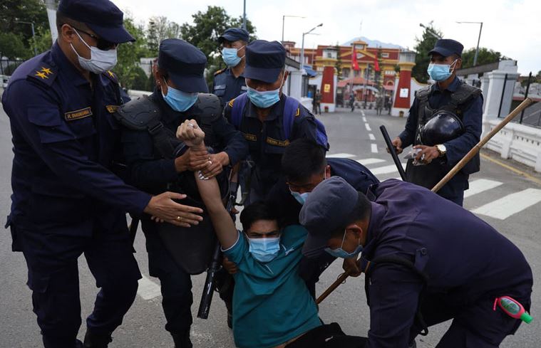 शीतलनिवास अगाडि राष्ट्रपतिविरुद्ध प्रदर्शन