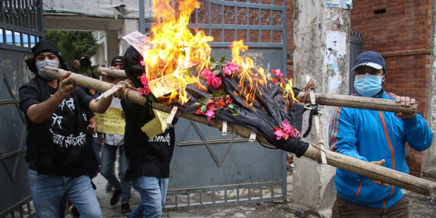 नेविसंघले संसद विघटनको विरोधमा राष्ट्रपति र प्रधानमन्त्रीको पुत्ला जलायो