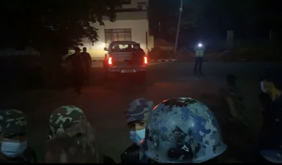 लुम्बिनी प्रदेश प्रमुख कार्यालय अगाडी धर्ना बसेका सांसदमाथि प्रहरीको हातपात, चर्को नाराबाजी !