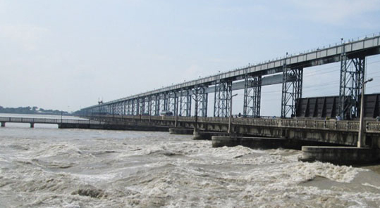 बाढी बढेपछि कोशी ब्यारेजको १२ ढोका खुल्ला