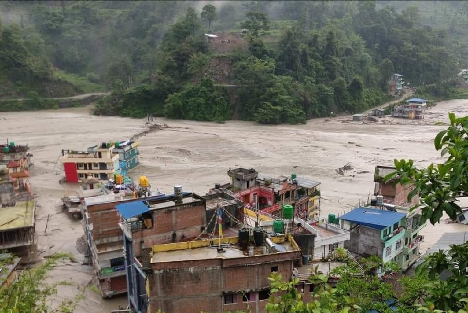 बाढी पीडितको उद्धार गर्न अखिल र युवा सङ्घको टोली परिचालन